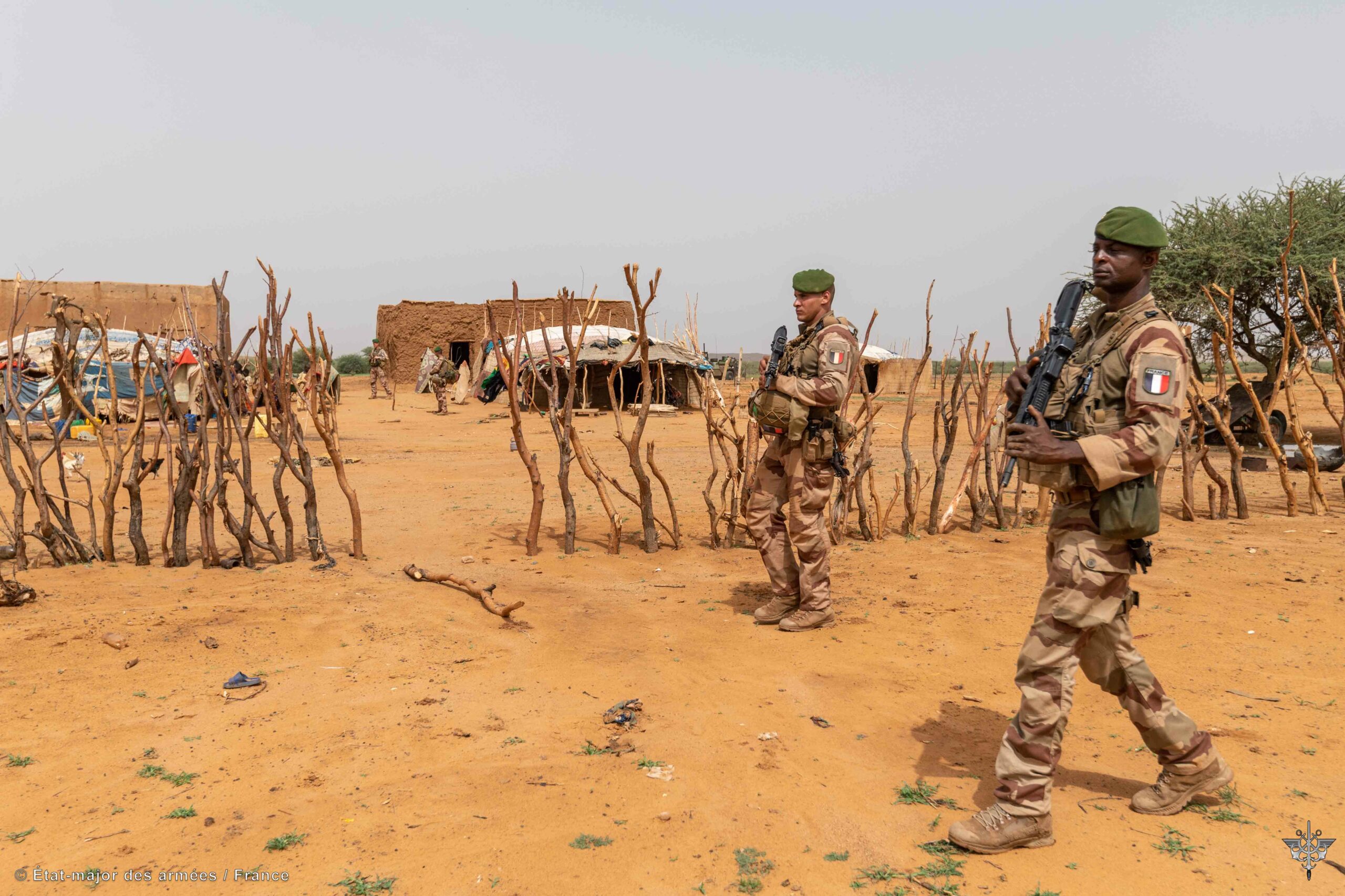 Les légionnaires du GTD MONCLAR patrouillent dans un village au Mali.