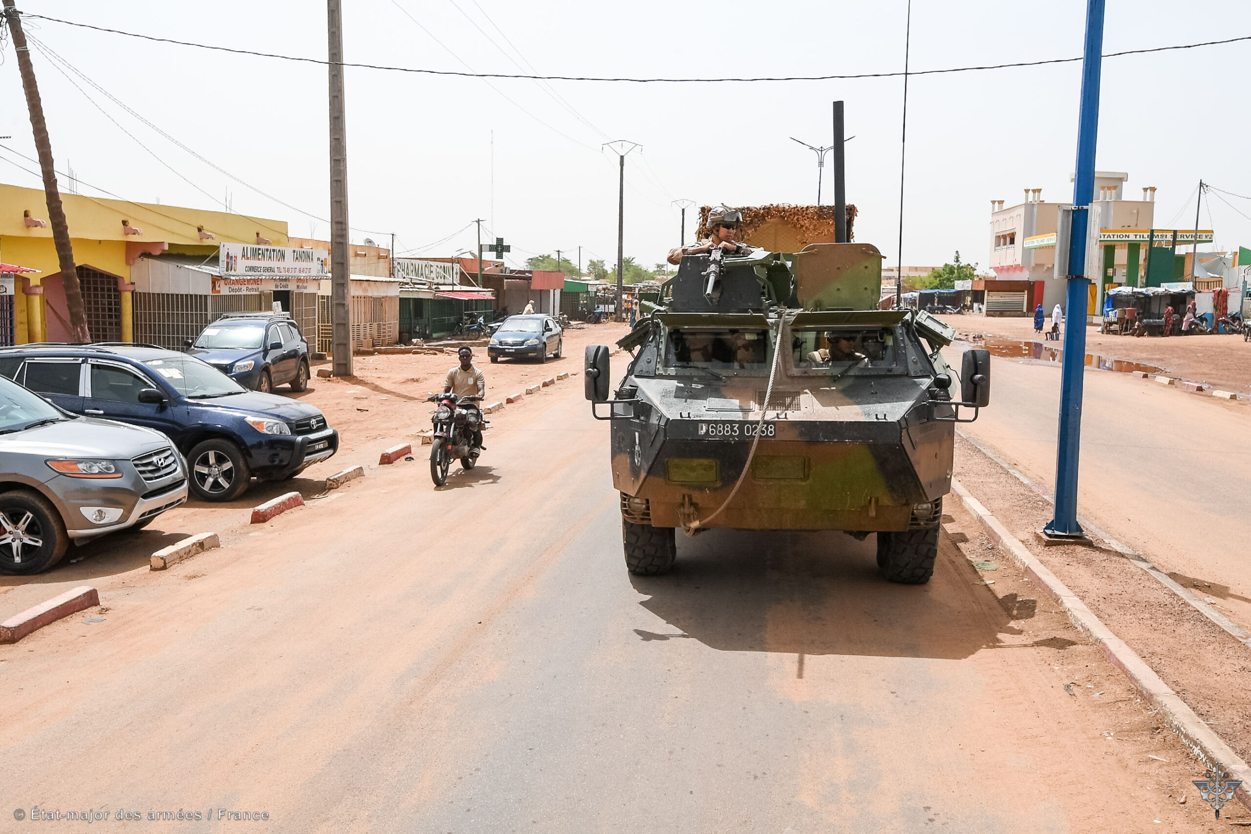 Un véhicule de l’avant blindé (VAB) du GTD MONCLAR patrouille dans Gao au Mali.